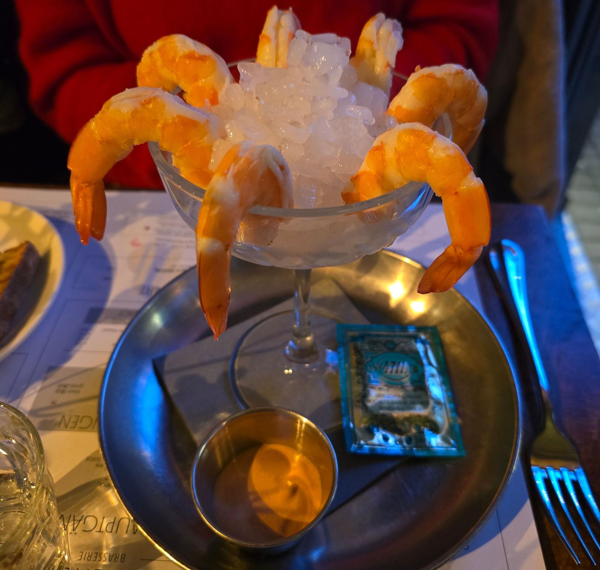 Crevettes rosés mit Cocktailsauce sind zu sehen.