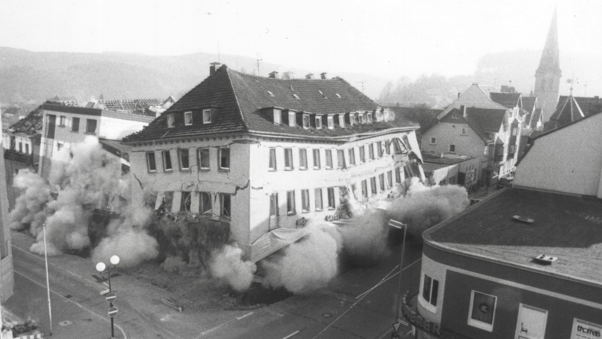 In den 1980er Jahren wurde die Zentrale der Gasgesellschaft Aggertal in der Gummersbacher Moltkestraße gesprengt.