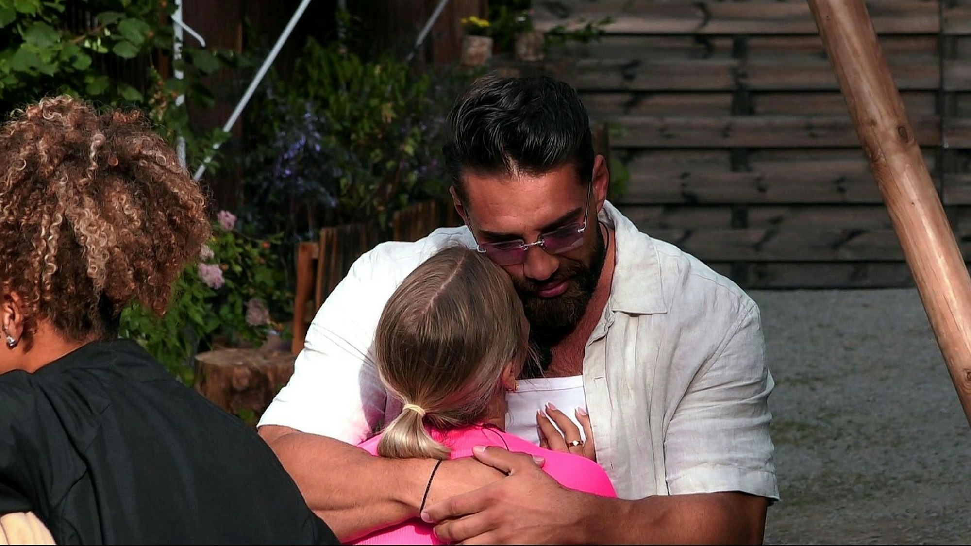 Ein letztes Mal liegen sich Emmy Russ und Aleks Petrovic in den Armen. (Bild: RTLZWEI)