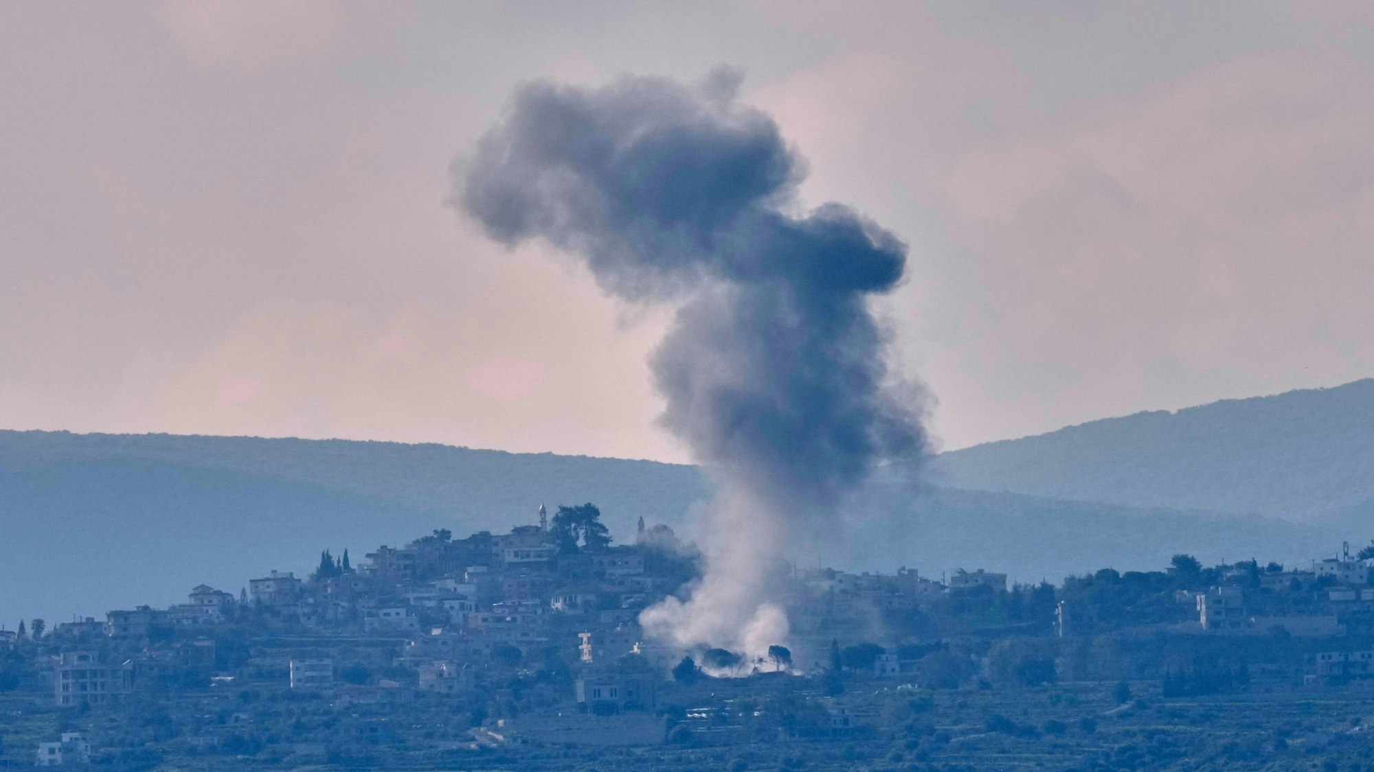 Rauch steigt von einem israelischen Luftangriff auf das Dorf Zibbikin auf, gesehen von der Stadt Tyrus, Libanon.