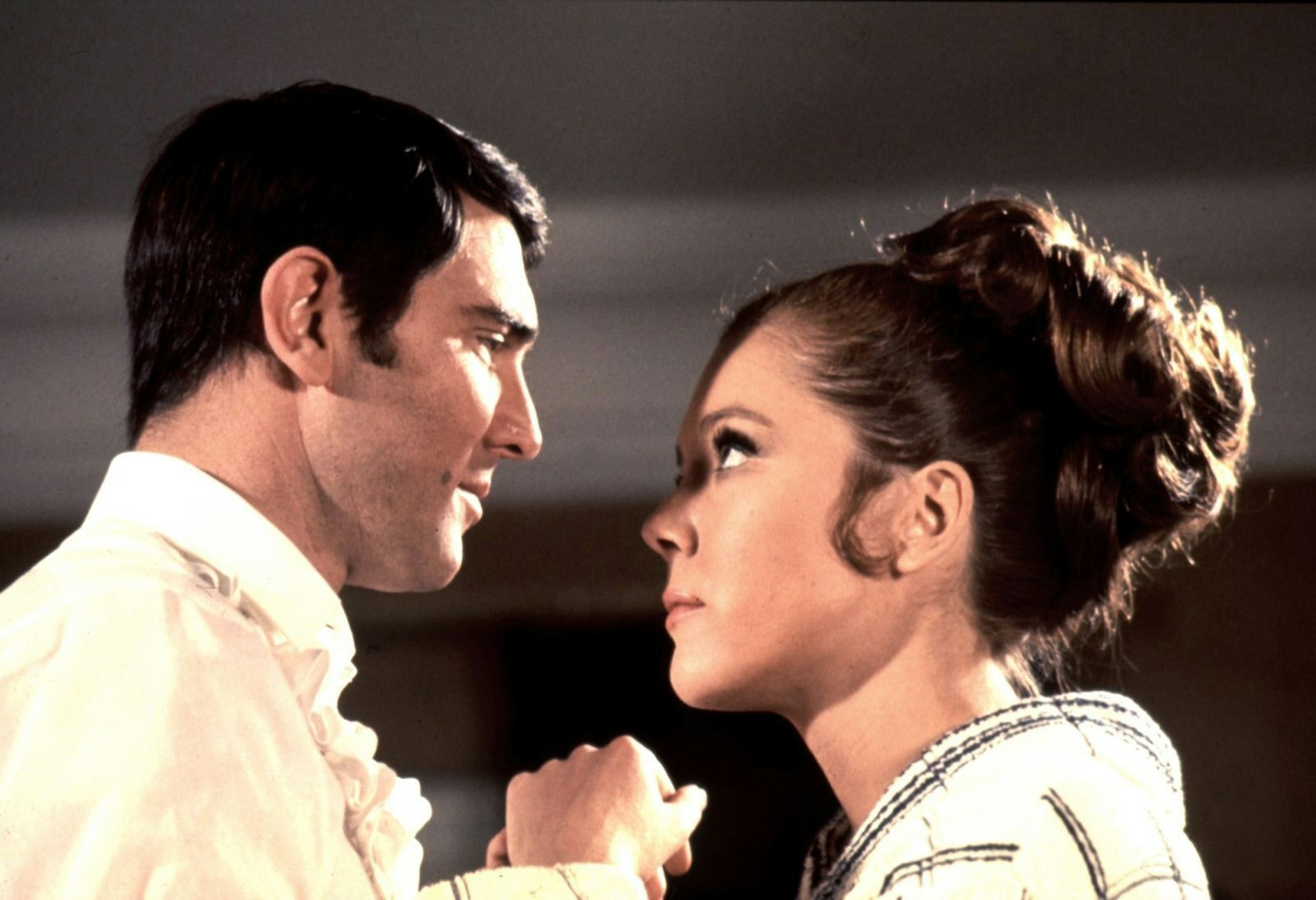 „Im Geheimdienst Ihrer Majestät“ (1969): Teresa Di Vicenzo (Diana Rigg) ist die einzige Frau, die James Bond (George Lazenby) jemals heiratet. Das Eheglück währt jedoch nicht lange. Teresa wird auf dem Weg in die Flitterwochen von Irma Bunt, einer Schergin von Ernst Stavro Blofeld, erschossen. (Bild: United Artists)
