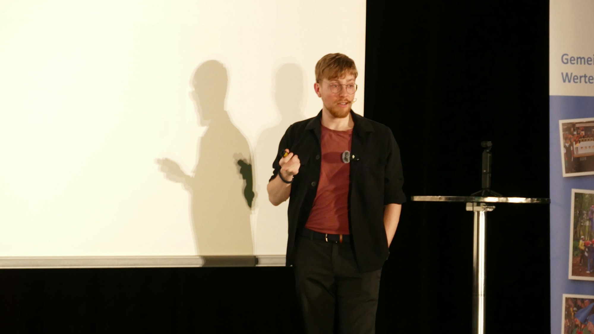 Thomas Laschyk ist Gründer und Geschäftsführer des Faktencheck-Portals Volksverpetzer.