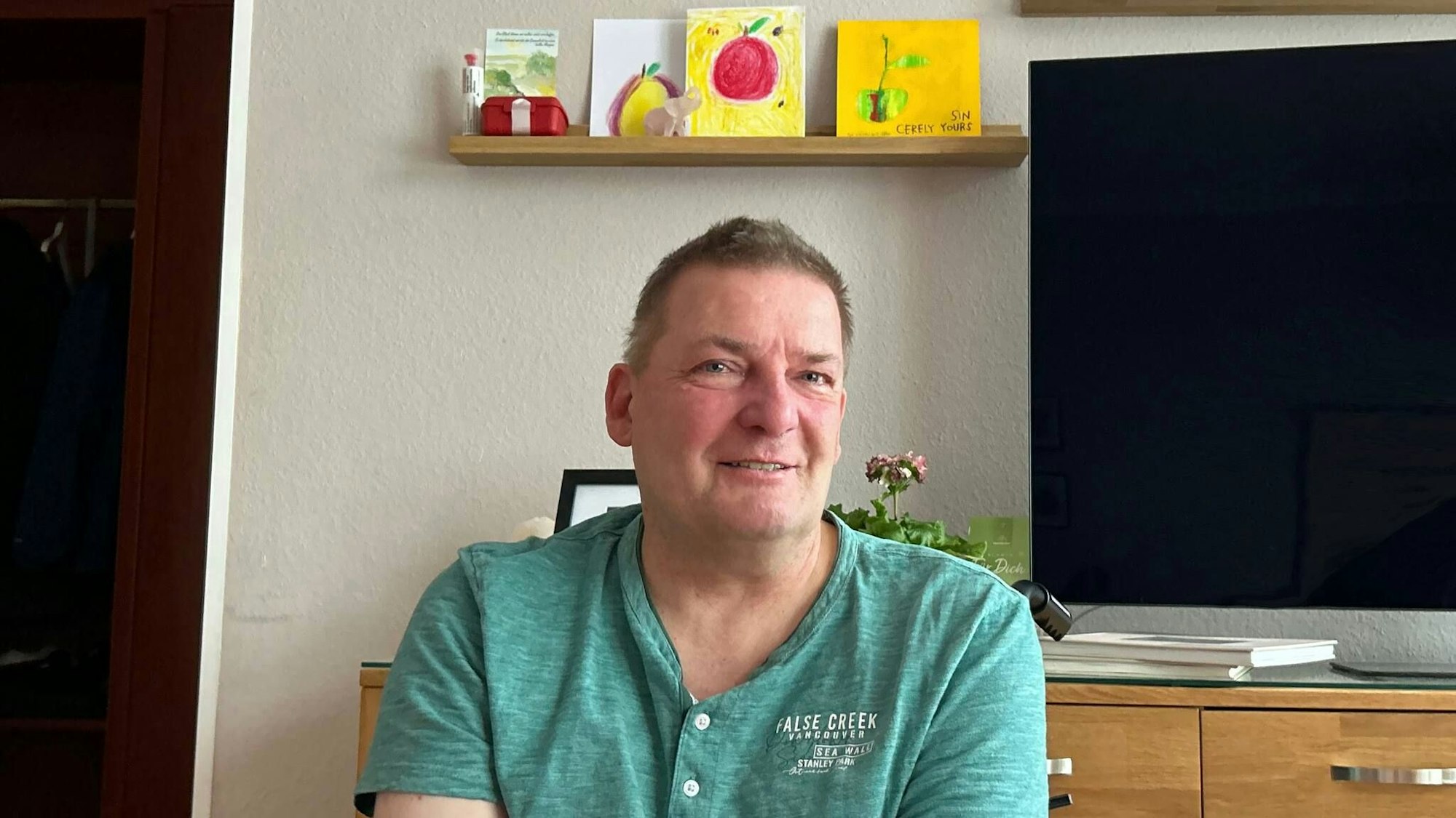 Nils Arnold (54) lebt seit Januar im Auxilium Hospiz in Geesthacht. Am meisten vermisst er Spaziergänge durch den Sachsenwald.