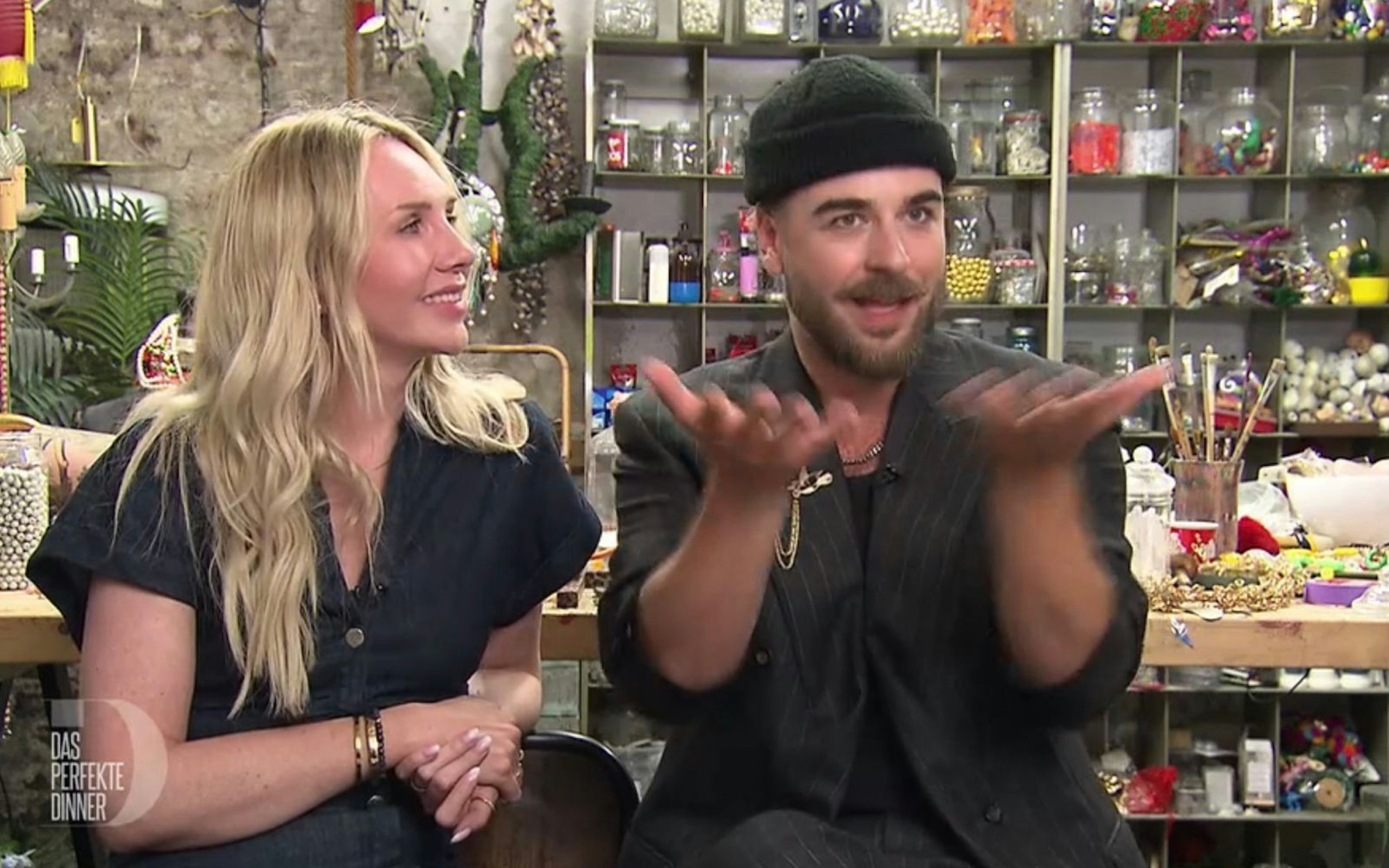 „Die Wohnung spiegelt Rolfs Persönlichkeit“: Christin und Eric sind begeistert. (Bild: RTL)