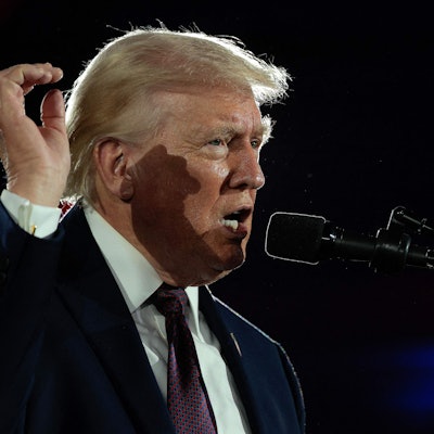 Donald Trump spricht auf der Bühne zum Republikanischen Kongress.