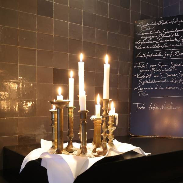 Kerzenständer im Restaurant Crevette Rosé auf der Venloer Str. 437 in Ehrenfeld.