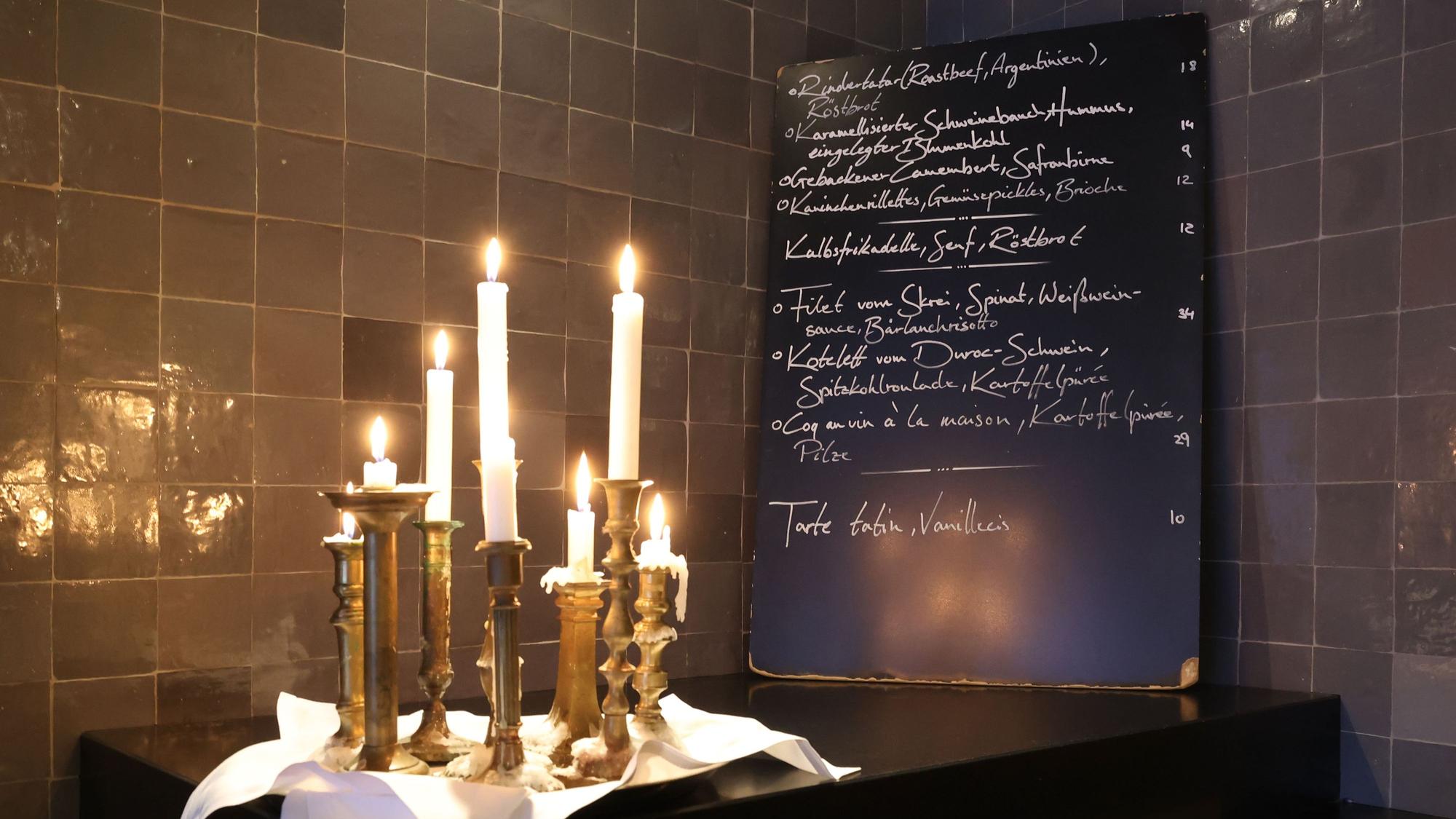 Kerzenständer im Restaurant Crevette Rosé auf der Venloer Str. 437 in Ehrenfeld.