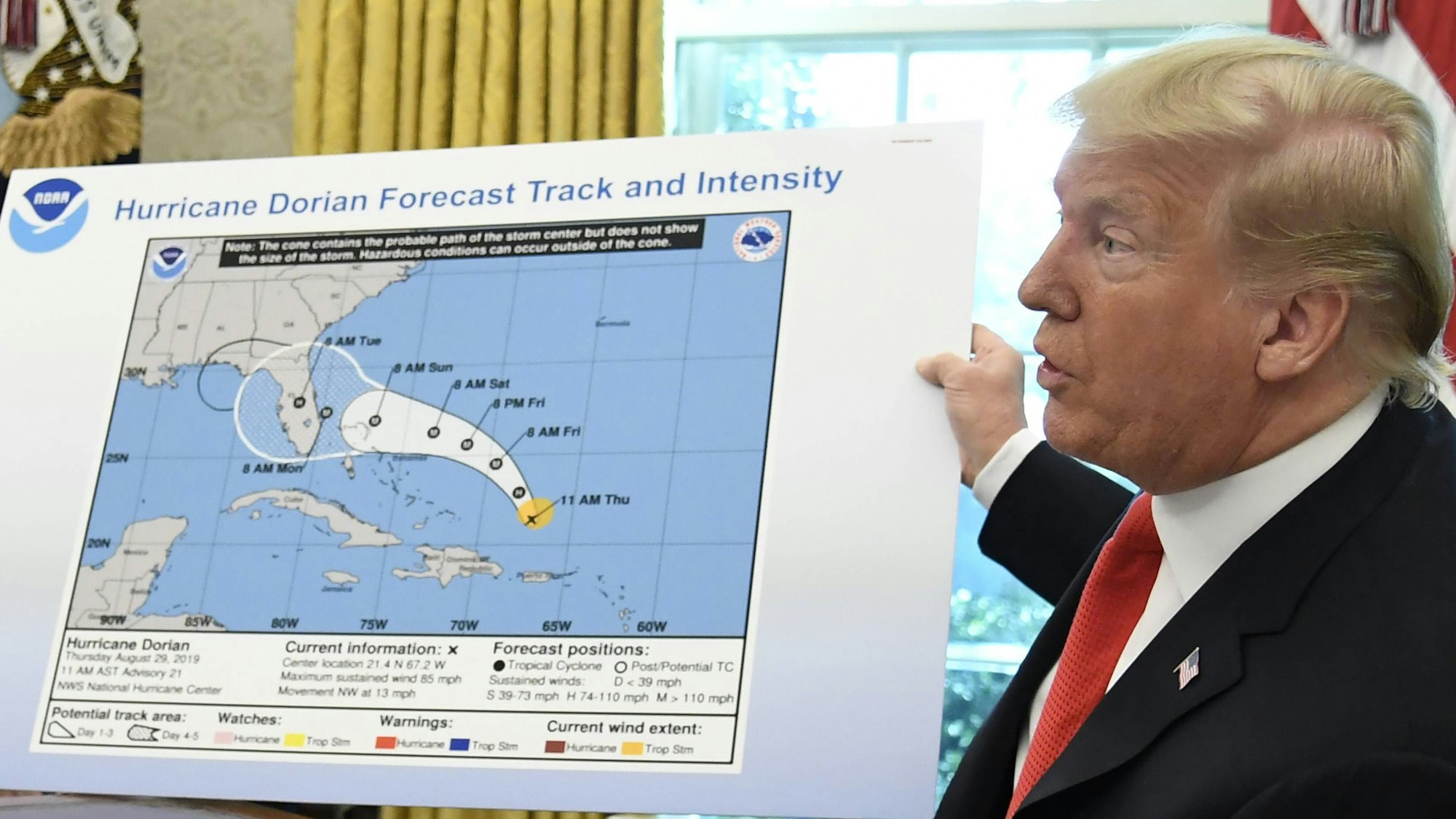 Donald Trump präsentierte am 4. September 2019 eine Karte mit der voraussichtlichen Zugbahn des Hurrikans Dorian. Ein Gebiet über Alabama wurde mit einem schwarzen Stift offenbar hinzugefügt. (Archivbild)