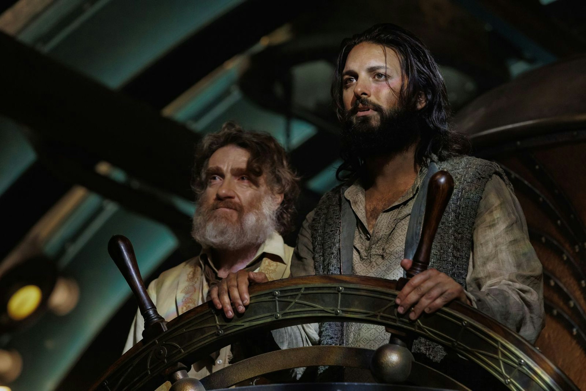 Disney veröffentlichte die Neuauflage der Geschichte von Kapitän Nemo (Shazad Latif, rechts) aus Kostengründen nicht auf ihrem Streamingservice Disney+. (Bild: ZDF und Vince Valitutti/Disney+)