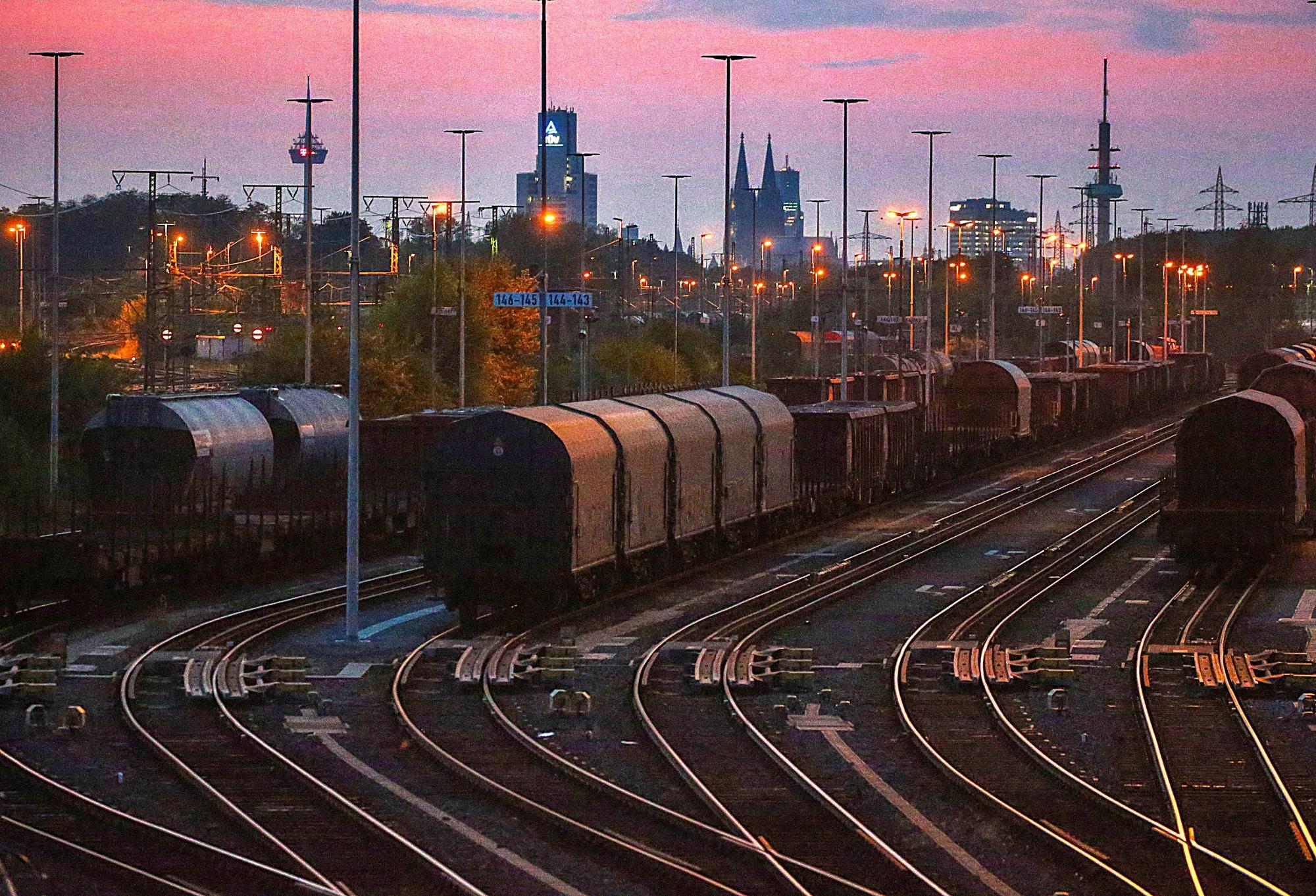 ARCHIV - 28.08.2018, Nordrhein-Westfalen, Köln: Güterzüge stehen auf den Gleisen. Der Rangierbahnhof Gremberg gehört zu den größten Rangierbahnhöfen in Deutschland. (zu dpa "Tonnenweise Ladung - ein Abend an NRWs größtem Rangierbahnhof" vom 22.11.2018) Foto: Oliver Berg/dpa +++ dpa-Bildfunk +++