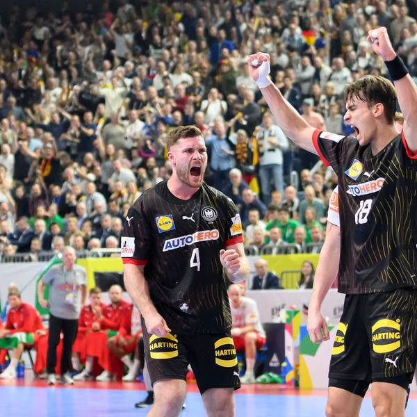 Julian Köster und Johannes Golla jubeln bei einem Spiel gegen Dänemark.