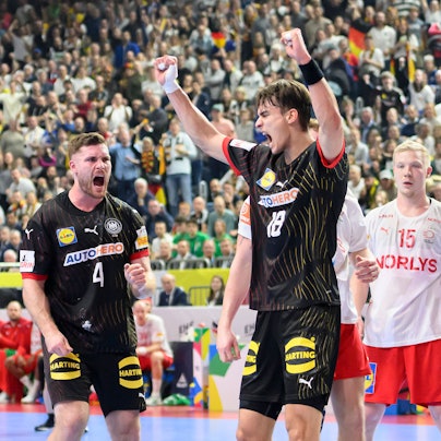 Julian Köster und Johannes Golla jubeln bei einem Spiel gegen Dänemark.