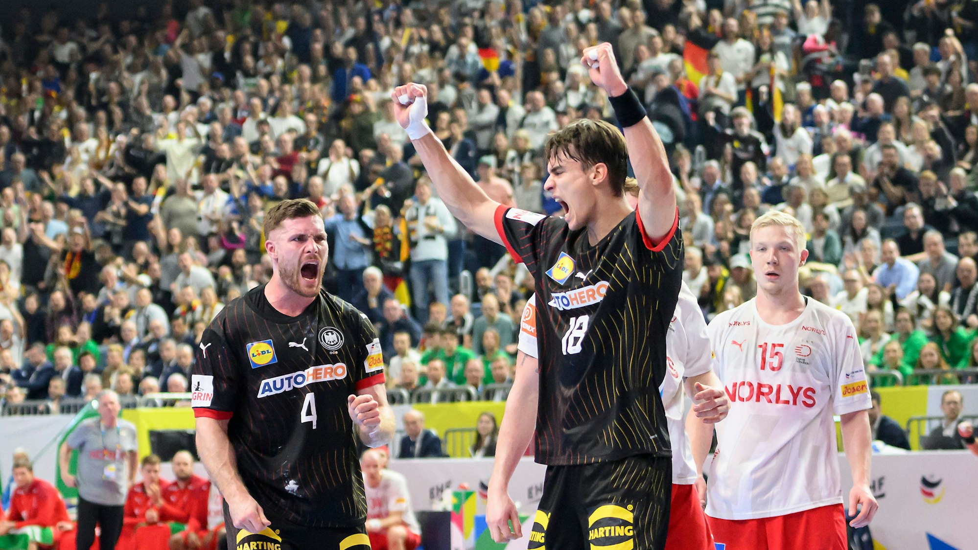 Julian Köster und Johannes Golla jubeln bei einem Spiel gegen Dänemark.