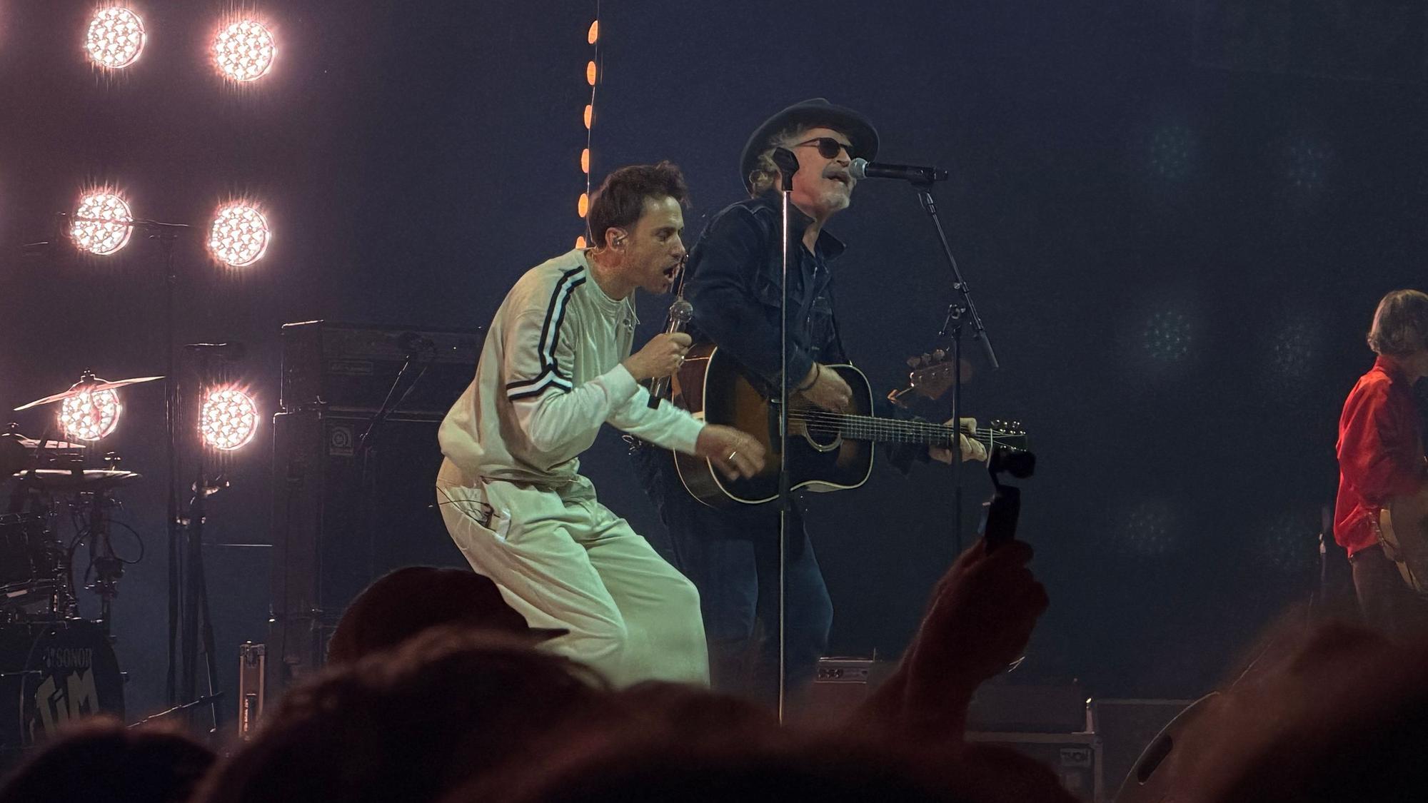 Der Musiker Clueso singt auf der Bühne der Lanxess-Arena.
