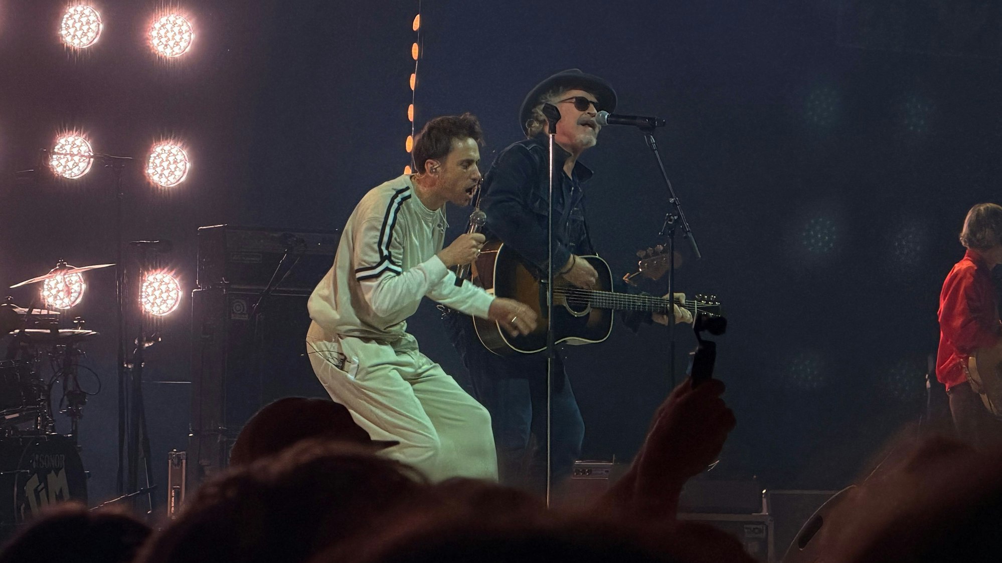 Der Musiker Clueso singt auf der Bühne der Lanxess-Arena.