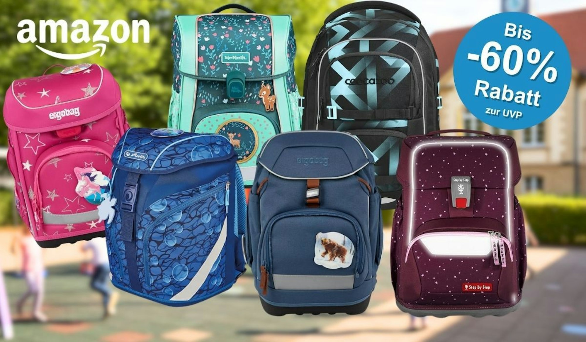 Sechs verschiedene Schulrucksäcke und Schulranzen bekannter Marken vor einem unscharfen Schulhof-Hintergrund: ein pinker Ergobag-Ranzen mit Sternenmotiv, ein türkiser McNeill-Schulranzen mit Blumen- und Rehmotiv, ein schwarzer Coocazoo-Rucksack mit geometrischem Muster, ein blauer Herlitz-Schulranzen mit Blasenmuster, ein blaugrauer Ergobag-Ranzen mit Bärenmotiv sowie ein dunkelroter Step-by-Step-Ranzen mit Sternenmuster.