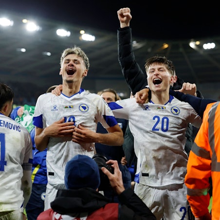 Kerim Alajbegovic feiert mit der bosnischen Nationalmannschaft.