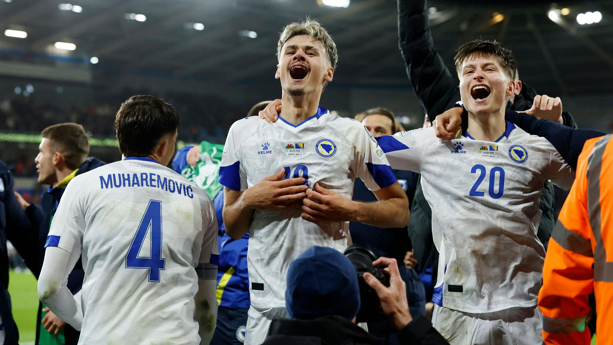 Kerim Alajbegovic (m.) bejubelt seinen entscheidenden Elfmeter.