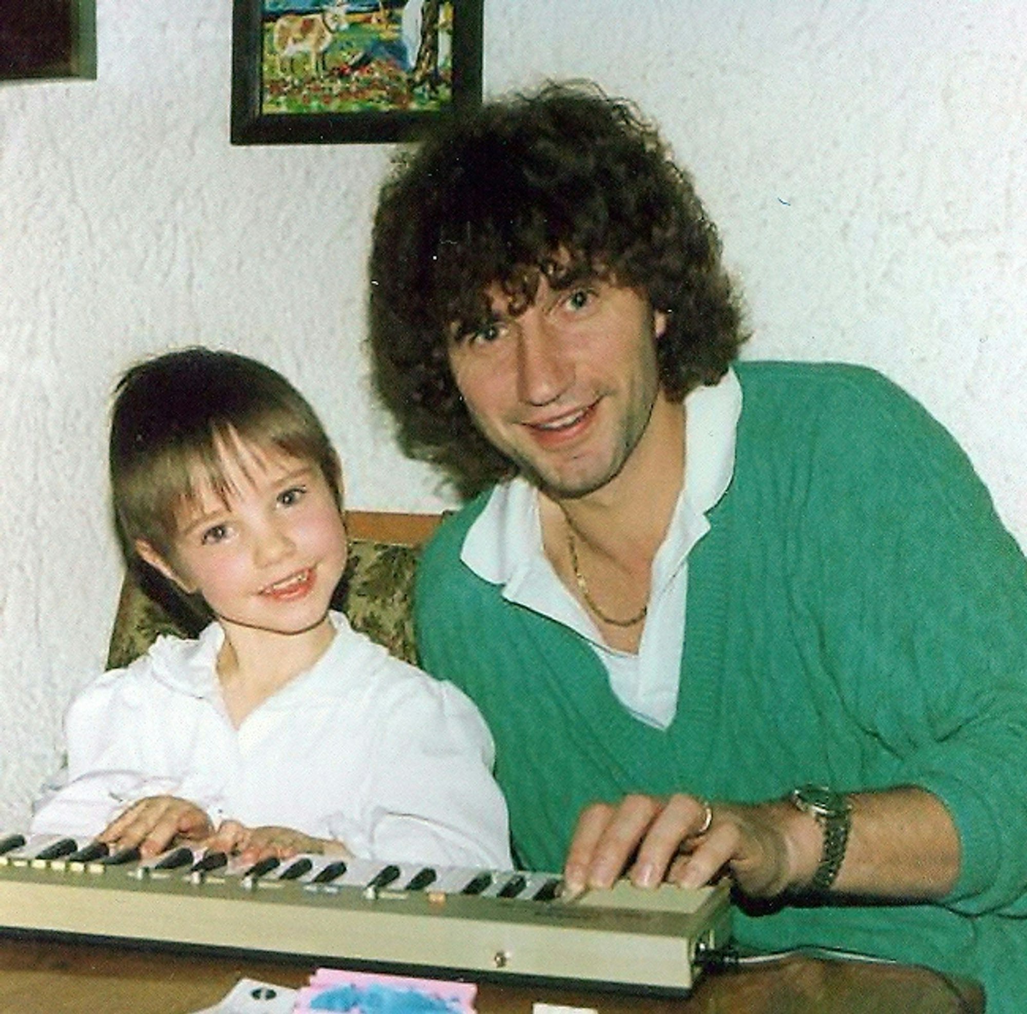 Früh übt sich: Olaf der Flipper mit Tochter Pia in den 80er-Jahren. Heute ist Pia 33 Jahre alt. (Bild: Privat)