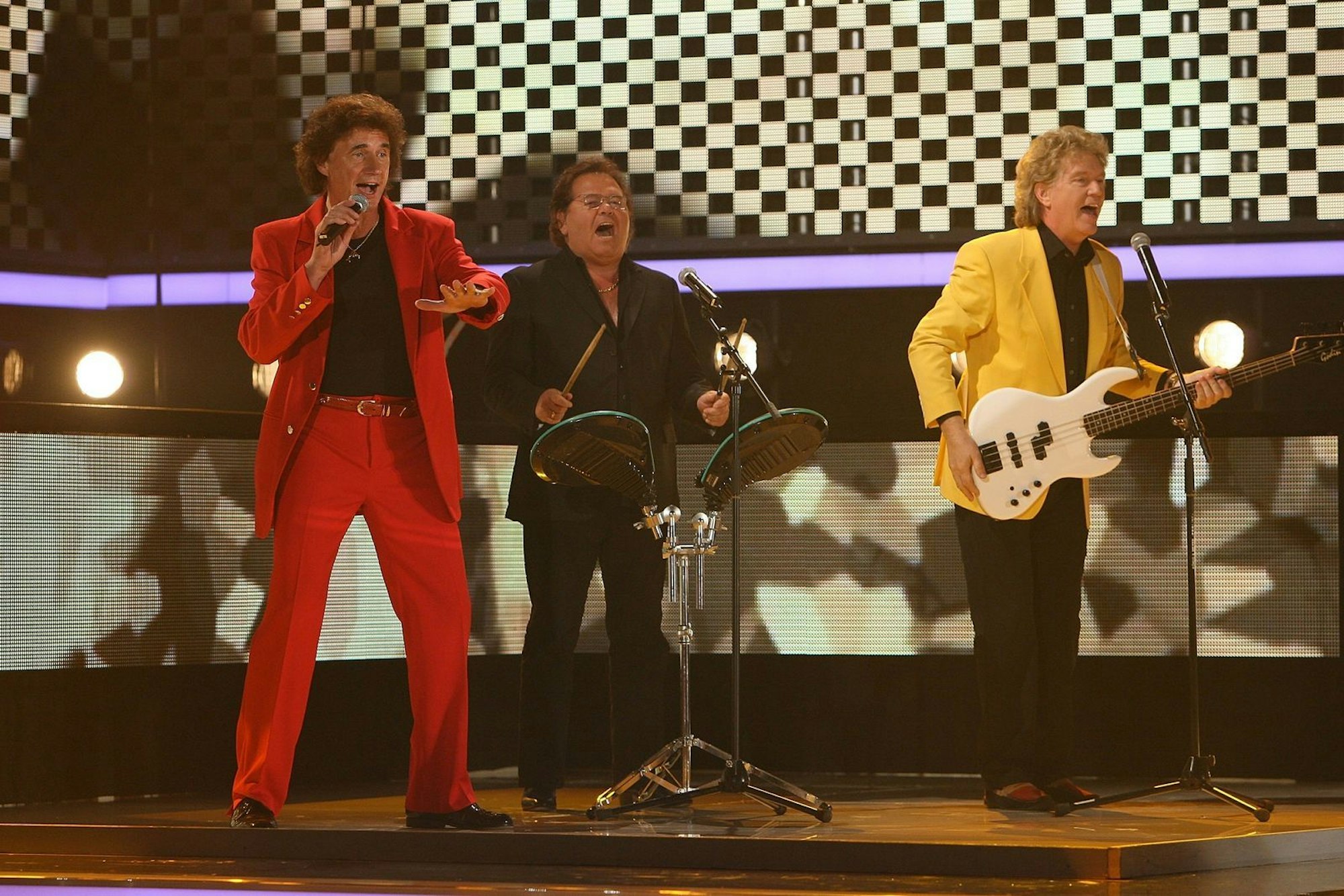 Die Flippers kannte jahrzehntelang jedes Kind: Olaf Malolepski, Manfred Durban und Bernd Hengst (von links) proben für einen TV-Auftritt im Jahr 2007. (Bild: Ralf Juergens/Getty Images)