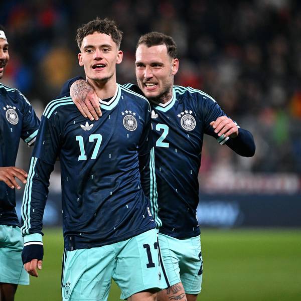 Serge Gnabry und David Raum jubeln mit Florian Wirtz.