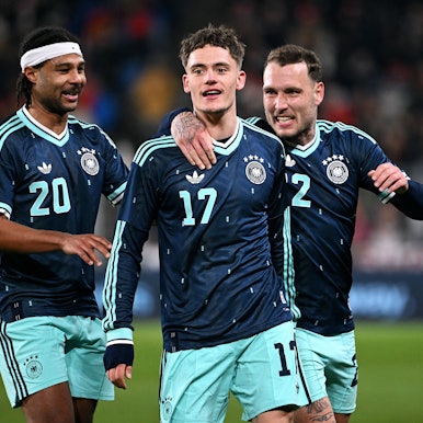 Serge Gnabry und David Raum jubeln mit Florian Wirtz.