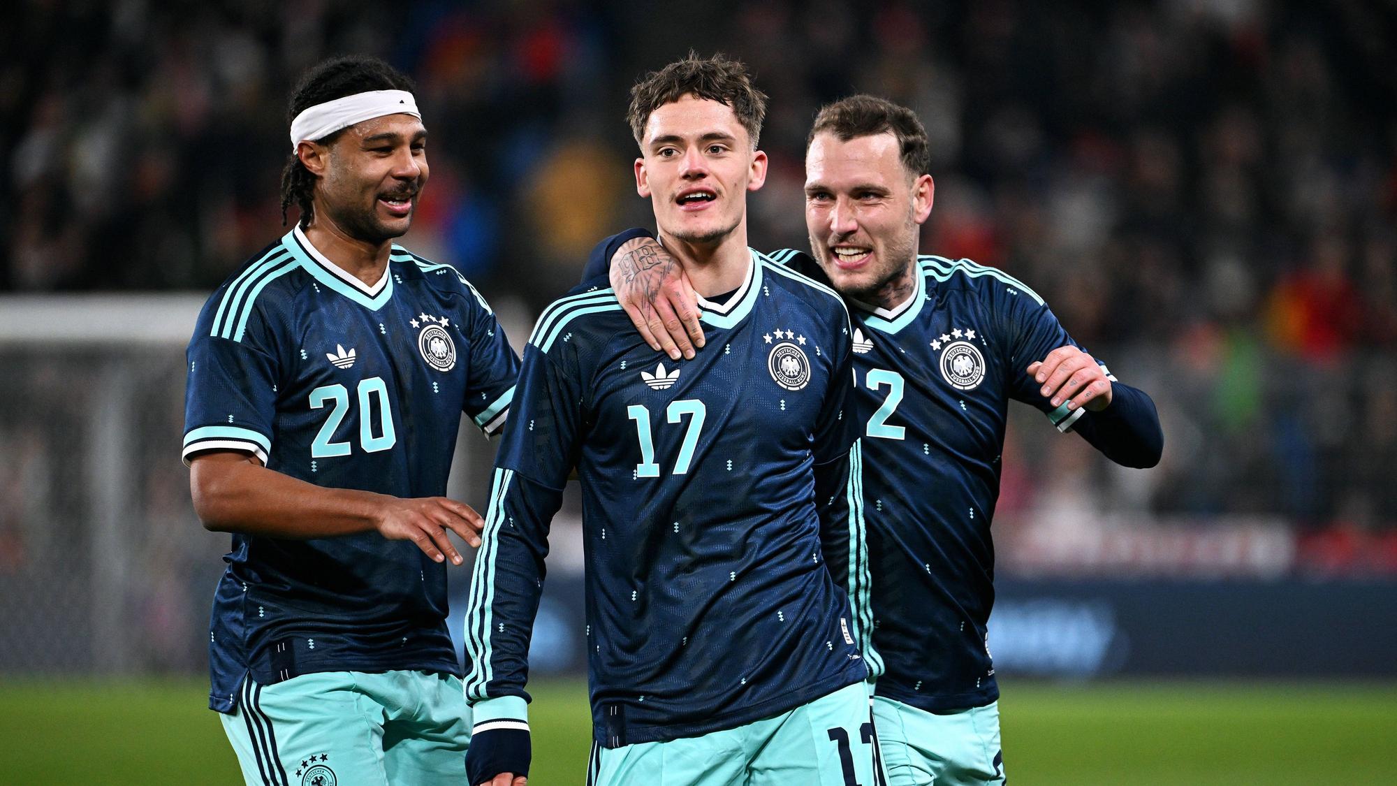 Serge Gnabry und David Raum jubeln mit Florian Wirtz.