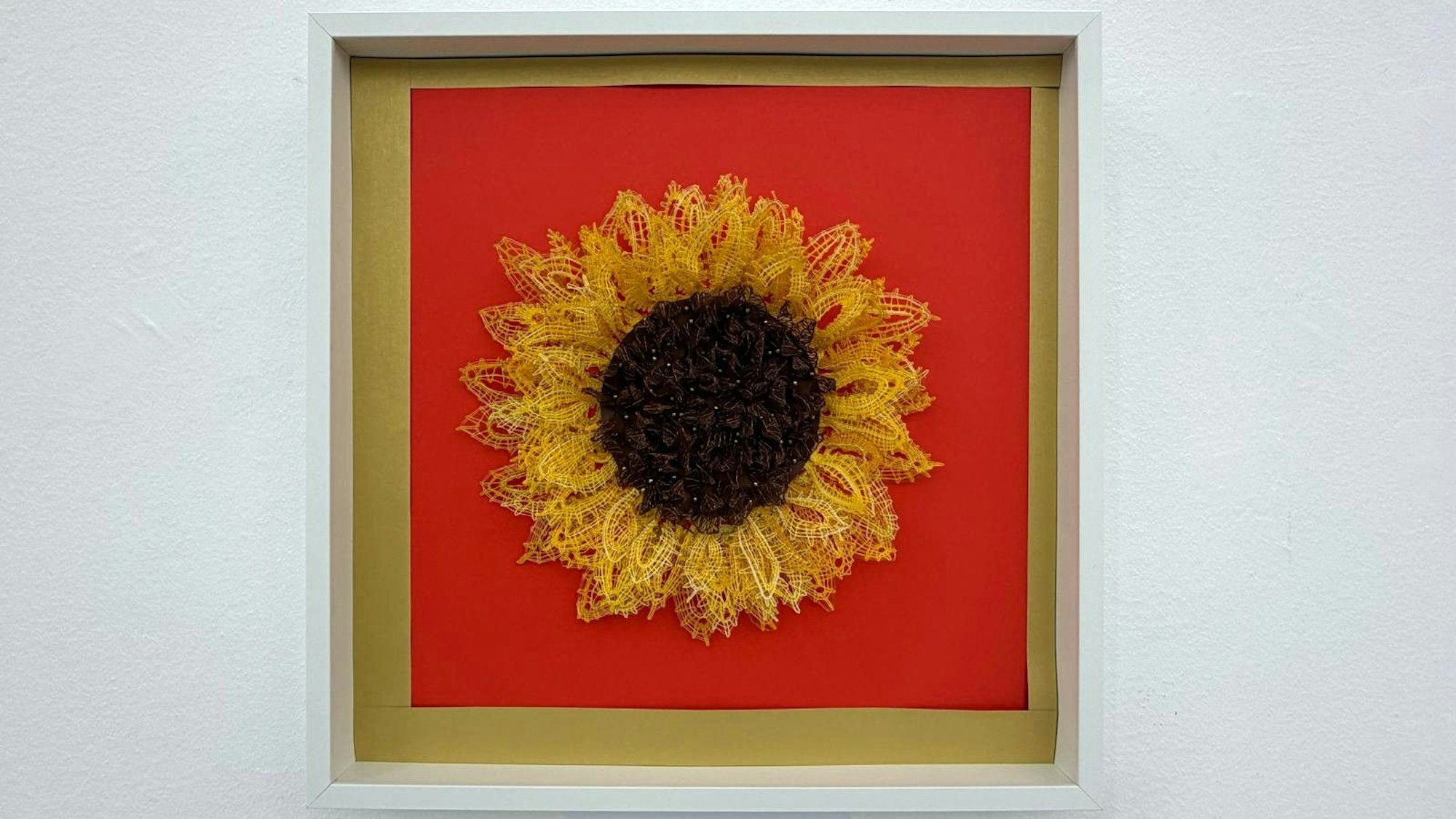 Für die Sonnenblume fertigte jede Klöpplerin acht Blätter und einen Meter Kerne.