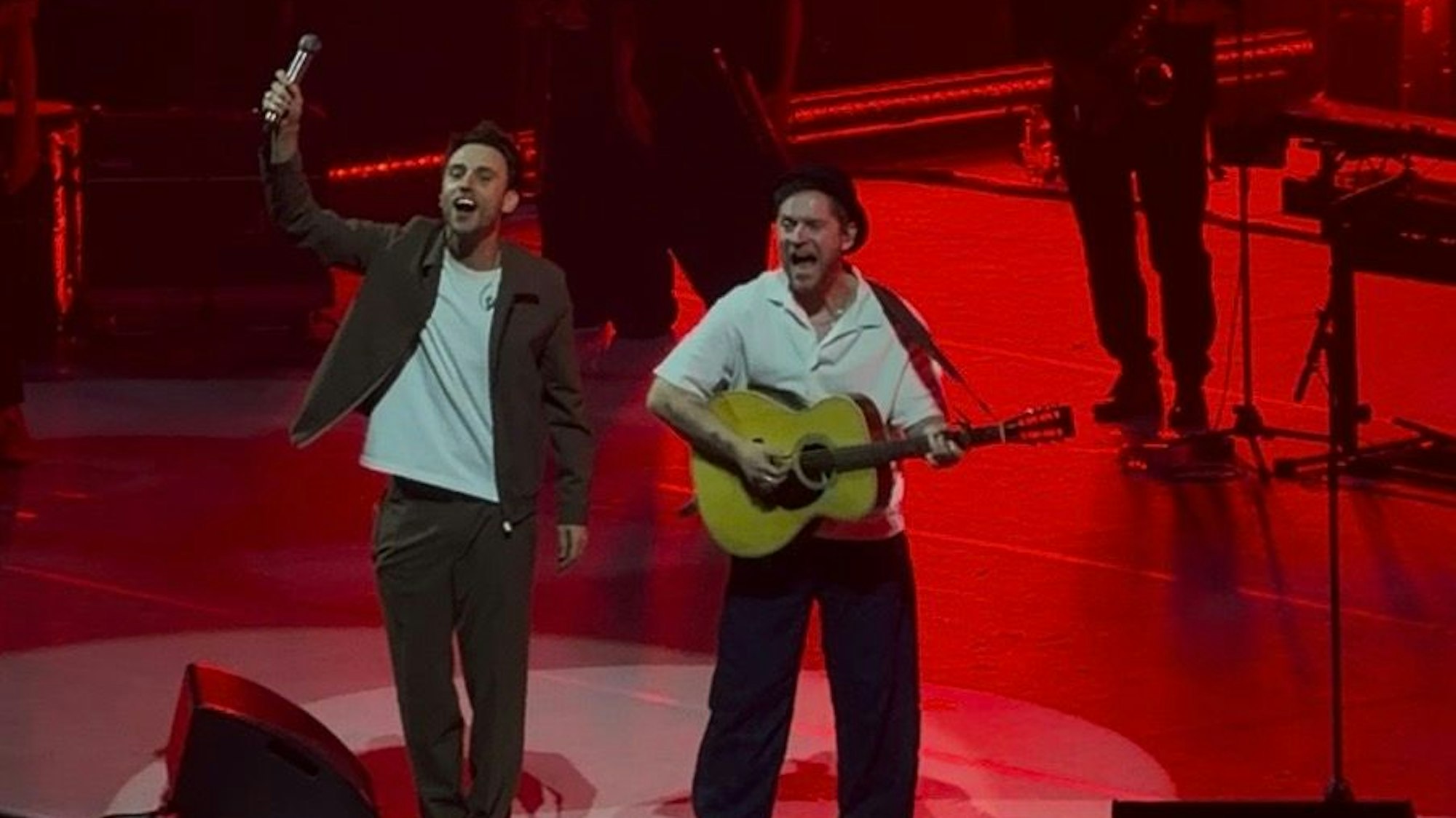 Clueso singt mit Johannes Oerding auf der Bühne.