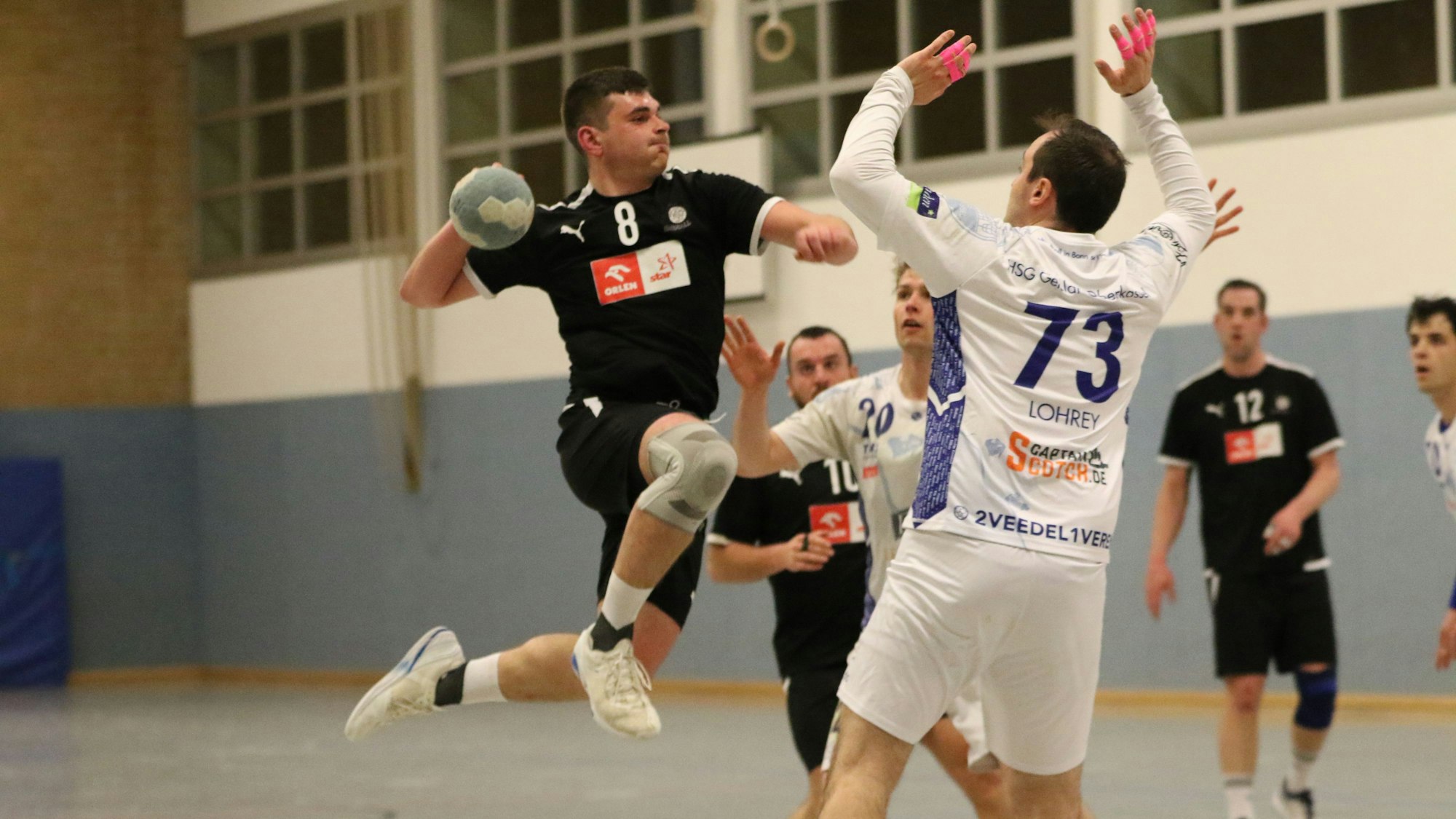 Bastian Sönchen scheint durch die Luft zu laufen. Zwei Verteidiger stehen ihm im Weg.