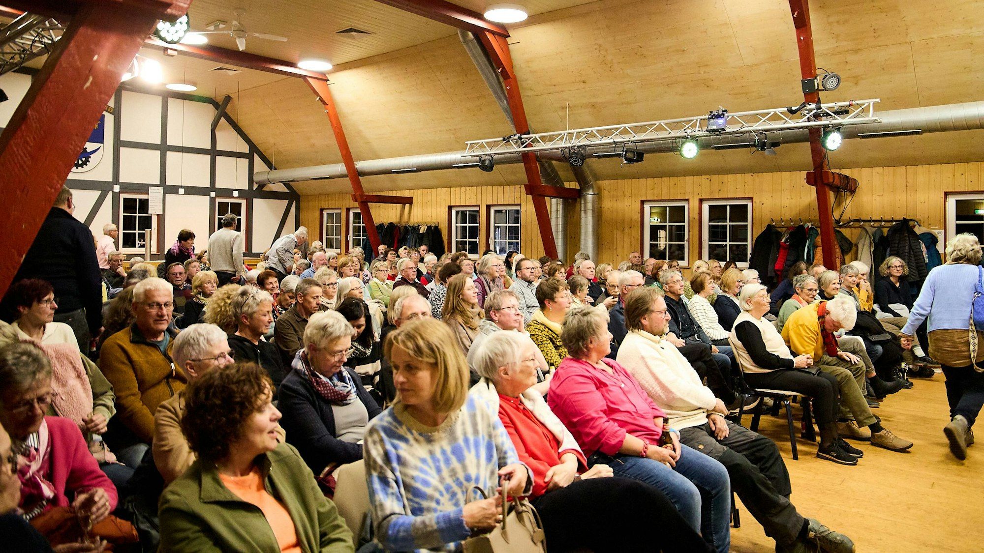 Blick in den ausverkauften Saal mit dem Publikum.
