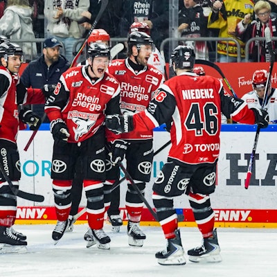 Eishockey Penny-DEL Playoff-Viertelfinale Spiel2 Kölner Haie - Schwenninger Wild Wings am 27.03.2026 in der Lanxess Arena in Köln Die Kölner Spieler bejubeln den Treffer zum 3:2 durch Nate Schnarr Köln , mitte Gemäß den Vorgaben der DEL Deutsche Eishockey Liga ist die Publikation und Weiterverwertung der Aufnahmen in elektronischen Medien und Endgeräten aller Art während des laufenden Spiels nicht zulässig. *** Ice Hockey Penny DEL Playoff Quarterfinal Game2 Kölner Haie Schwenninger Wild Wings on 27 03 2026 at the Lanxess Arena in Cologne The Cologne players celebrate the goal to 3 2 by Nate Schnarr Cologne , center According to the regulations of the DEL German Ice Hockey League, the publication and further use of the recordings in electronic media and end devices of all kinds during the ongoing game is not permitted xDMx