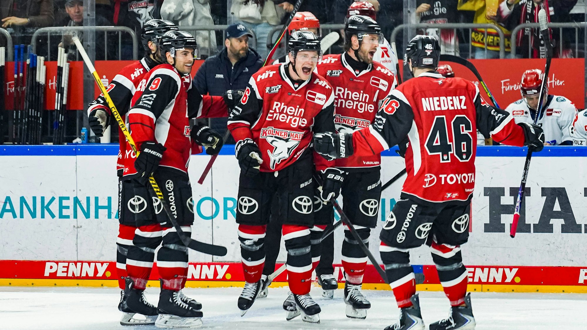 Eishockey Penny-DEL Playoff-Viertelfinale Spiel2 Kölner Haie - Schwenninger Wild Wings am 27.03.2026 in der Lanxess Arena in Köln Die Kölner Spieler bejubeln den Treffer zum 3:2 durch Nate Schnarr Köln , mitte Gemäß den Vorgaben der DEL Deutsche Eishockey Liga ist die Publikation und Weiterverwertung der Aufnahmen in elektronischen Medien und Endgeräten aller Art während des laufenden Spiels nicht zulässig. *** Ice Hockey Penny DEL Playoff Quarterfinal Game2 Kölner Haie Schwenninger Wild Wings on 27 03 2026 at the Lanxess Arena in Cologne The Cologne players celebrate the goal to 3 2 by Nate Schnarr Cologne , center According to the regulations of the DEL German Ice Hockey League, the publication and further use of the recordings in electronic media and end devices of all kinds during the ongoing game is not permitted xDMx