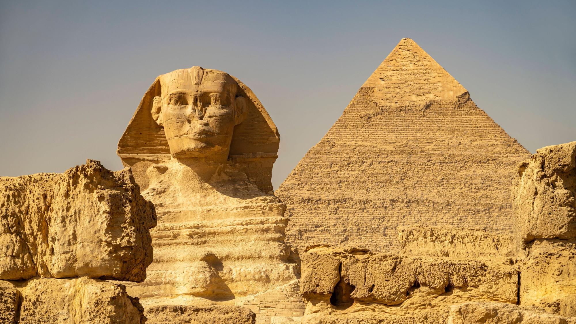 Sphinx und Chephren-Pyramide Große Sphinx und die Chephren-Pyramide in Gizeh, Ägypten.