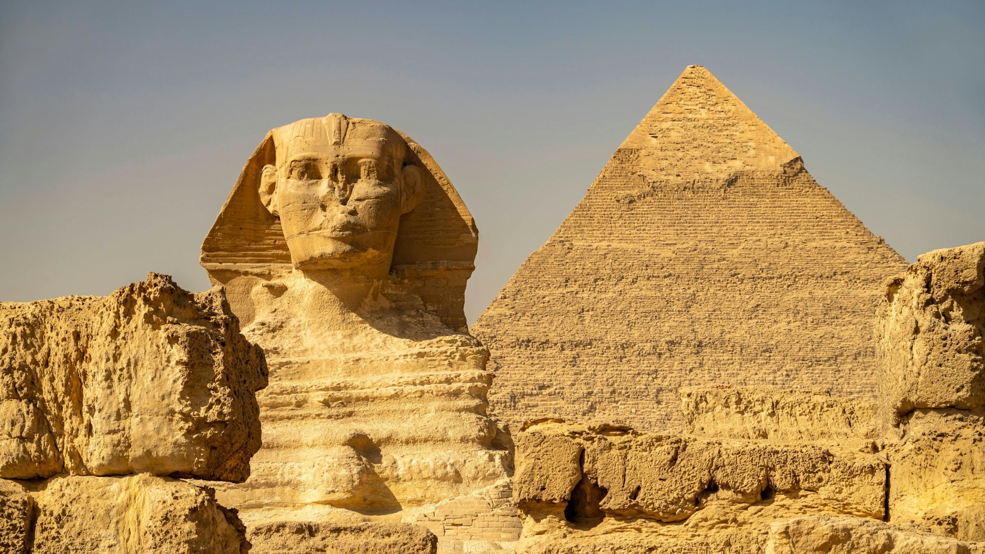 Sphinx und Chephren-Pyramide Große Sphinx und die Chephren-Pyramide in Gizeh, Ägypten.