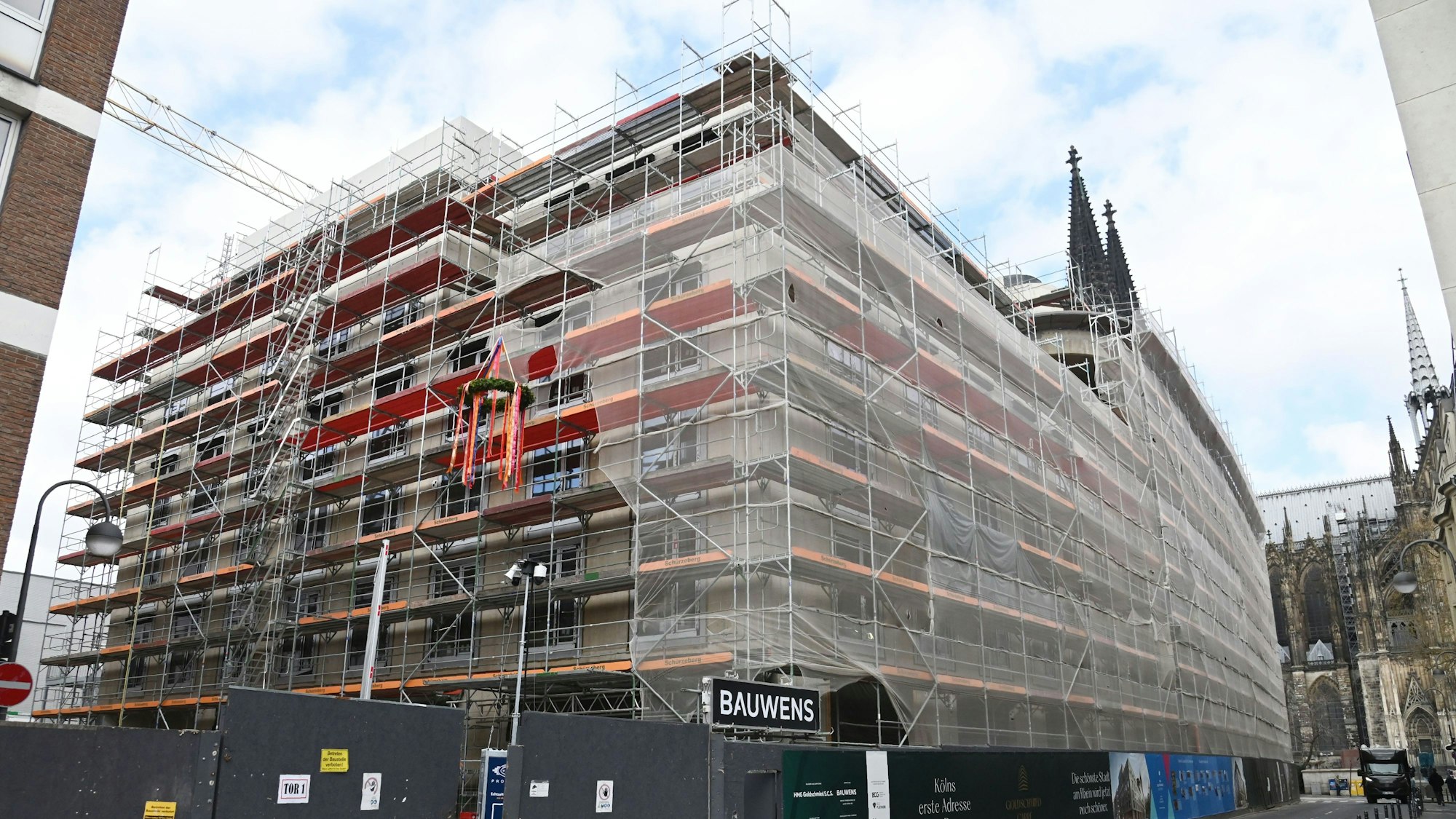 Vorne Neubaum, hinten Dom: Blick auf das sogenannte Goldschmied.Carré.