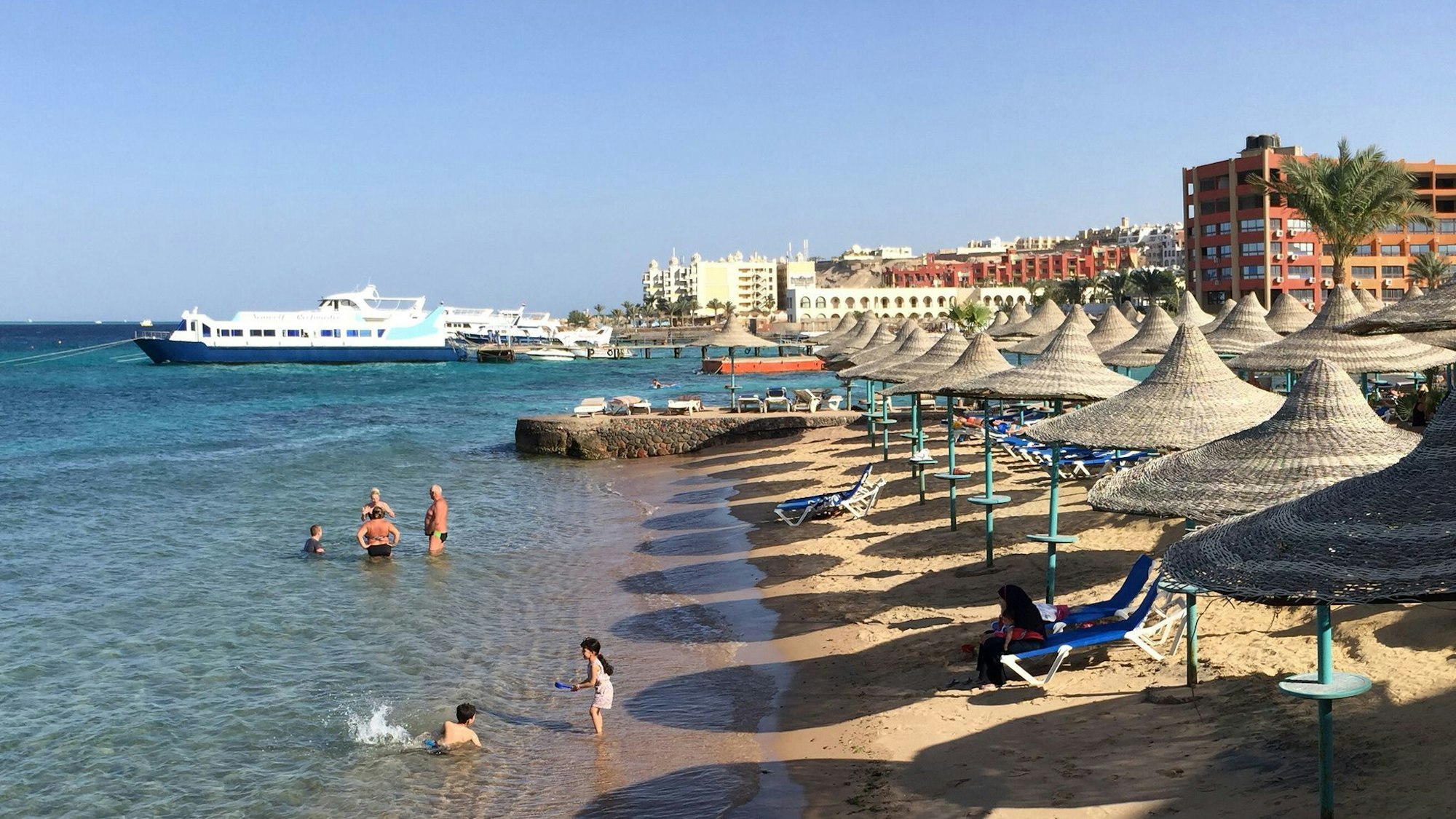 Urlauber am Strand von Hurghada