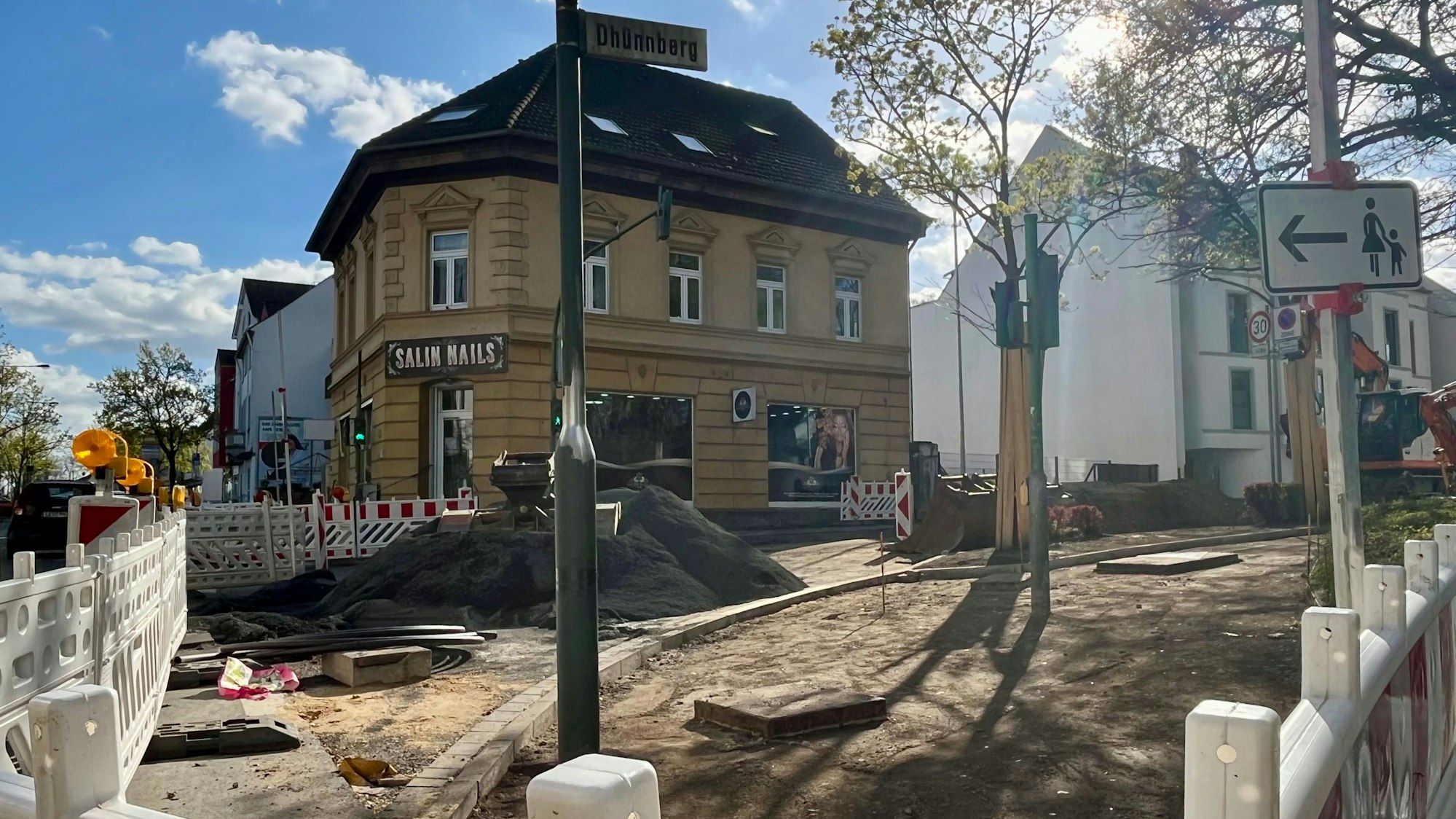 Die Straße Dhünnberg ist aktuell für die Einfahrt von der Mülheimer Straße aus gesperrt.