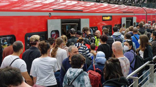 Reisende versuchen auf einem überfülltem Bahnsteig im Hauptbahnhof in einen Regionalzug zu steigen. Nach dem Start des 9-Euro-Tickets wird zum Ende des langen Pfingstwochenendes am Montag in Nordrhein-Westfalen eine starke Rückreisewelle erwartet. +++ dpa-Bildfunk +++