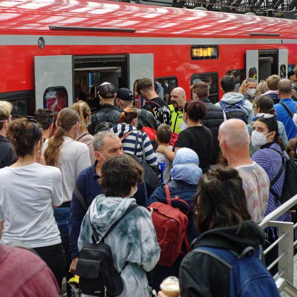 Reisende versuchen auf einem überfülltem Bahnsteig im Hauptbahnhof in einen Regionalzug zu steigen. Nach dem Start des 9-Euro-Tickets wird zum Ende des langen Pfingstwochenendes am Montag in Nordrhein-Westfalen eine starke Rückreisewelle erwartet. +++ dpa-Bildfunk +++