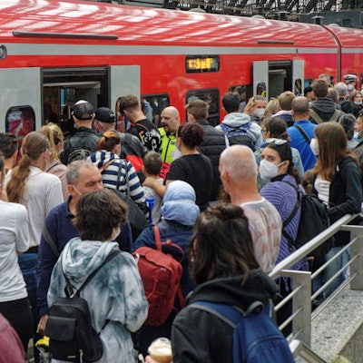 Reisende versuchen auf einem überfülltem Bahnsteig im Hauptbahnhof in einen Regionalzug zu steigen. Nach dem Start des 9-Euro-Tickets wird zum Ende des langen Pfingstwochenendes am Montag in Nordrhein-Westfalen eine starke Rückreisewelle erwartet. +++ dpa-Bildfunk +++