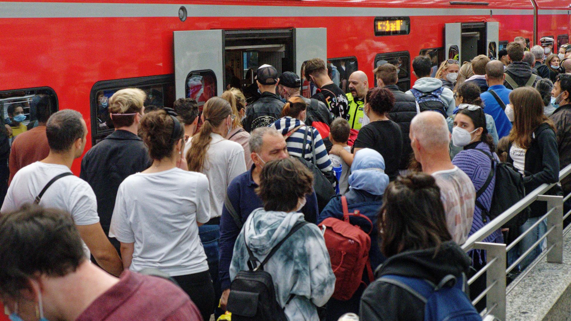 Reisende versuchen auf einem überfülltem Bahnsteig im Hauptbahnhof in einen Regionalzug zu steigen. Nach dem Start des 9-Euro-Tickets wird zum Ende des langen Pfingstwochenendes am Montag in Nordrhein-Westfalen eine starke Rückreisewelle erwartet. +++ dpa-Bildfunk +++
