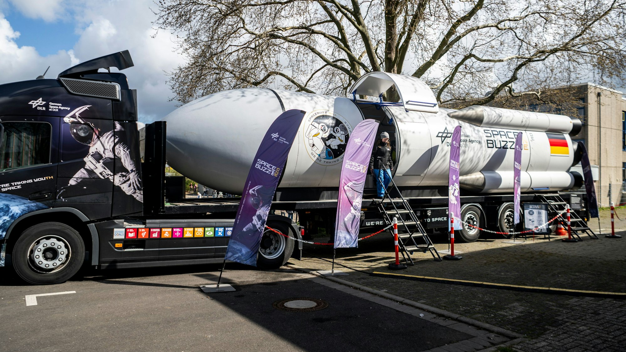 Das Bild zeigt die Rakete, die für die Vermittlung von Weltraumwissen eingesetzt wird, auf einem Sattelschlepper in Euskirchen.