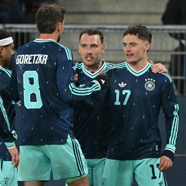 Florian Wirtz feiert mit seinen Mitspielern sein Tor.