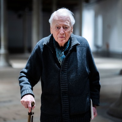 Alexander Kluge nimmt an einer Presseführung zur Ausstellung "Alexander Kluge - Nachts träumen die Kulissen von ungesehenen Bildern" in Wien teil.