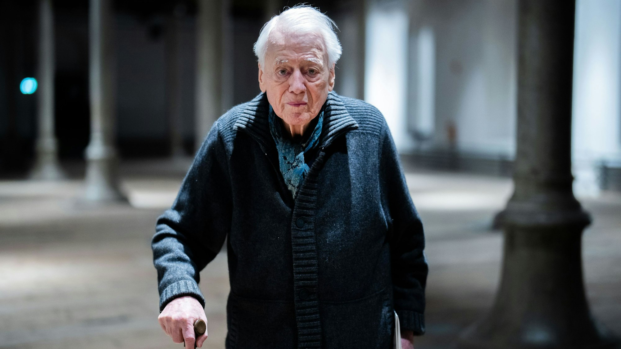 Alexander Kluge nimmt an einer Presseführung zur Ausstellung "Alexander Kluge - Nachts träumen die Kulissen von ungesehenen Bildern" in Wien teil.