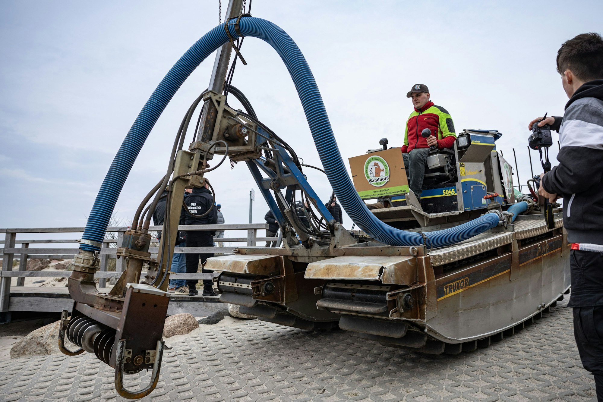 Der Saugbagger für die Walrettung am Timmendorfer Strand.