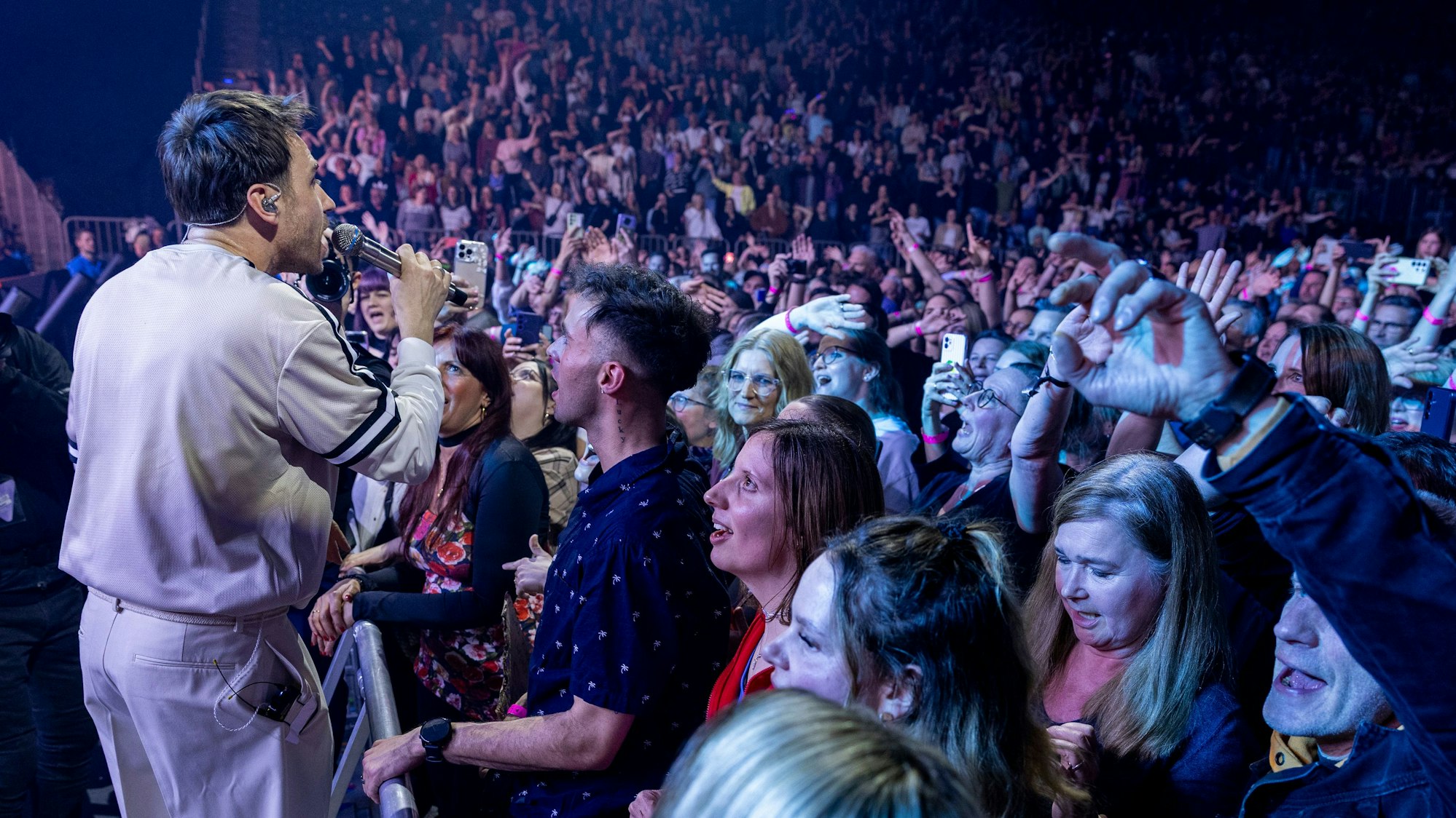Der Musiker Clueso beim Konzert in der Lanxess-Arena.