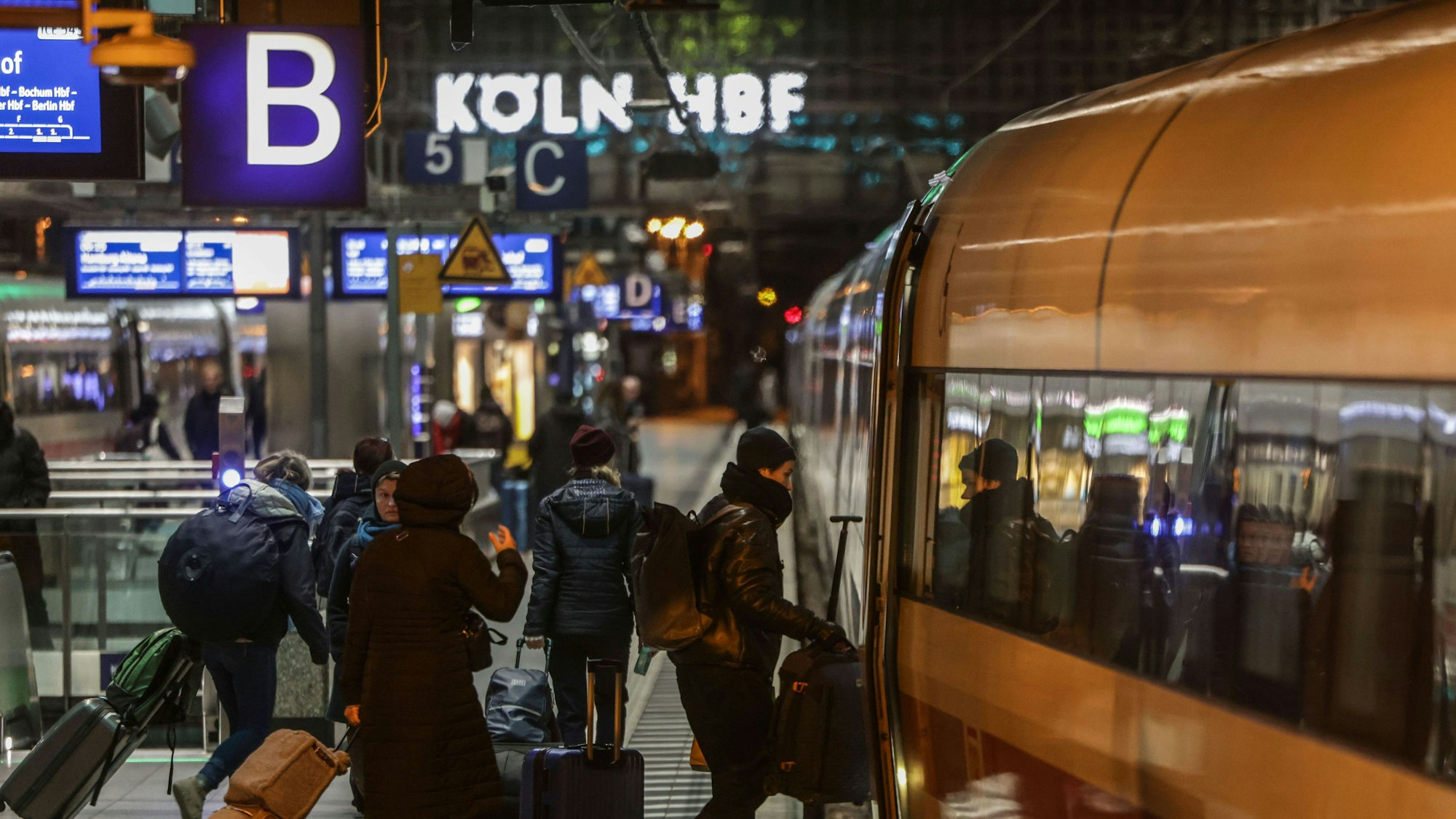 Köln: Reisende steigen in einen ICE der Deutschen Bahn.