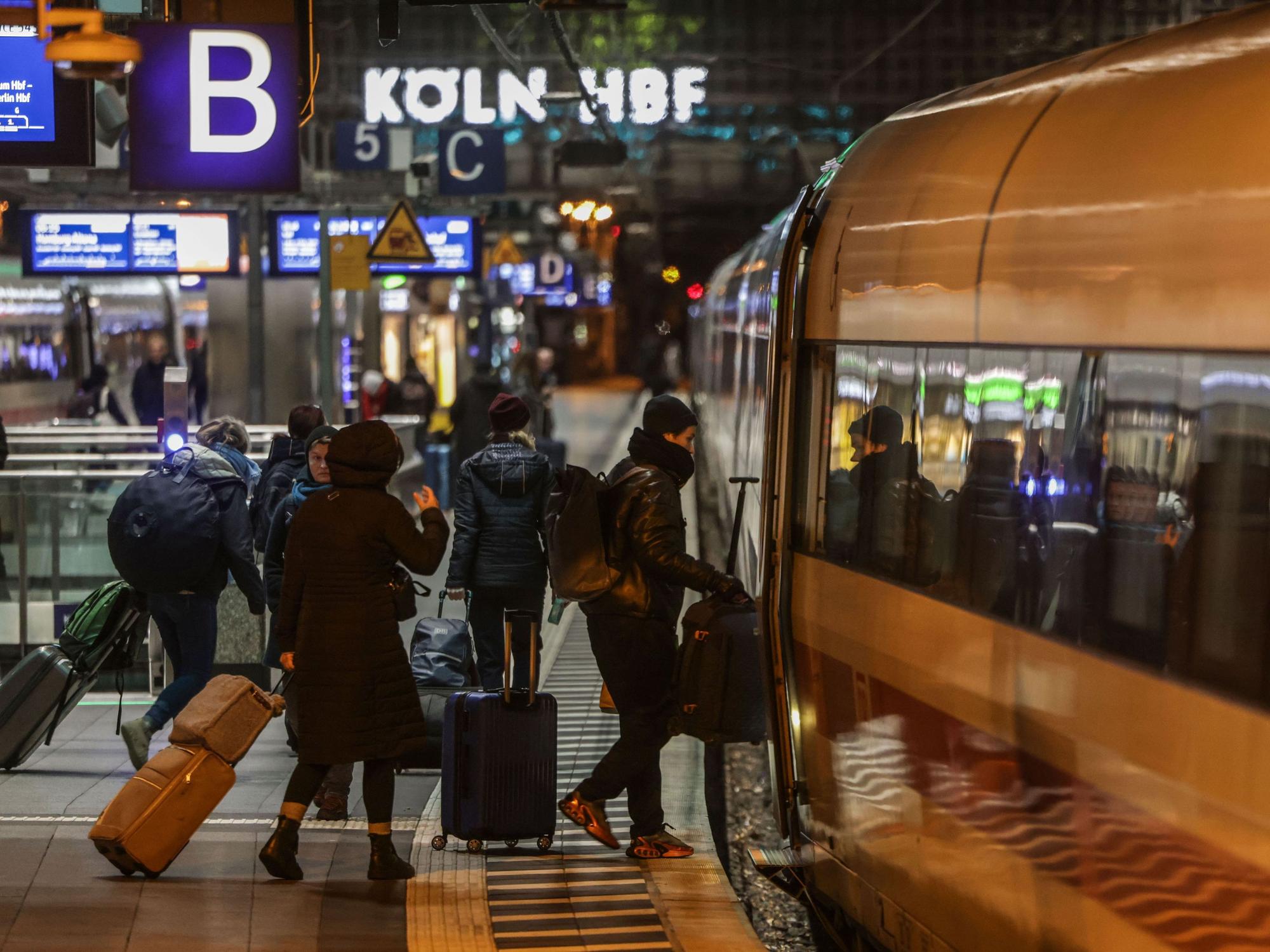ARCHIV - 24.11.2025, Nordrhein-Westfalen, Köln: Reisende steigen in einen ICE der Deutschen Bahn. Nach der Sperrung des Hauptbahnhofs Köln fahren die Züge im Fernverkehr wieder. (zu dpa: «Mehr Fahrgäste: Nachfrage bei der Bahn weiter hoch») Foto: Oliver Berg/dpa +++ dpa-Bildfunk +++